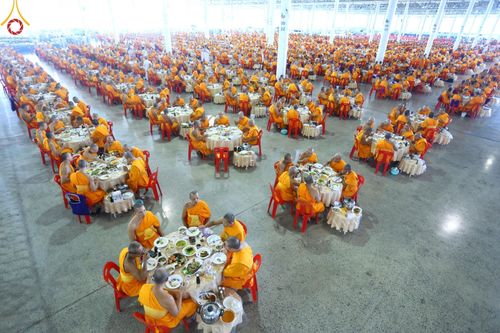 ภาพ No.161007:พิธีถวายภัตตาหารเมนูสวรรค์ ในพรรษาแห่งการเข้าถึงธรรม วันที่ 10 ตุลาคม พ.ศ. 2567 ณ สภาธรรมกายสากล วัดพระธรรมกาย