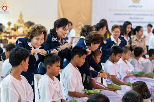 ภาพ No.59098:พิธีปลงผมและแห่นาคธรรมทายาท ในโครงการบรรพชาสามเณร ภาคฤดูร้อน เฉลิมพระเกียรติพระบาทสมเด็จพระเจ้าอยู่หัว เนื่องในโอกาส  พระราชพิธีมหามงคลเฉลิมพระชนมพรรษา 6 รอบ  ปลงผมนาคในวันที่ 21 เมษายน พ.ศ 2567 ณ วัดกลางธนรินทร์ (ธรรมอุทยานบ้านแป้ง)