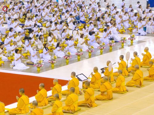 ภาพ No.123712:พิธีถวายโคมมาฆประทีป น้อมถวายเป็นพุทธบูชา แด่คณะพระภิกษุ สามเณร  ณ วัดพระธรรมกาย จ.ปทุมธานี วันเสาร์ที่ 17 กุมภาพันธ์ พ.ศ. 2567