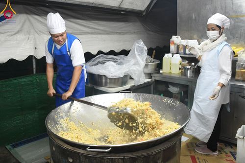 ภาพ No.108066:พิธีถวายภัตตาหารเป็นสังฆทาน แด่คณะพระธรรมยาตราฯ ในโครงการธรรมยาตรากตัญญูบูชา มหาปูชนียาจารย์ พระมงคลเทพมุนี(สด จนฺทสโร) พระผู้ปราบมาร อนุสรณ์สถาน 7 แห่ง ปีที่ 12 วันที่ 8 มกราคม พ.ศ. 2567 ณ อนุสรณ์สถานมหาวิหารพระมงคลเทพมุนี (โลตัสแลนด์) อ.สองพี่น้อง จ.สุ