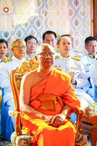 ภาพ No.146670:พิธีต้อนรับสัญญาบัตร พัดยศ ผ้าไตร ในโอกาสที่พระบาทสมเด็จพระเจ้าอยู่หัว ทรงพระกรุณาโปรดพระราชทานสัญญาบัตรตั้งสมณศักดิ์ พระวิมลศาสนวิเทศ (สำรวจ กมโล) เจ้าอาวาสวัดไทยนอร์เวย์ เป็นพระราชาคณะชั้นราช ในราชทินนามที่ “พระราชวชิรศาสนวิเทศ”