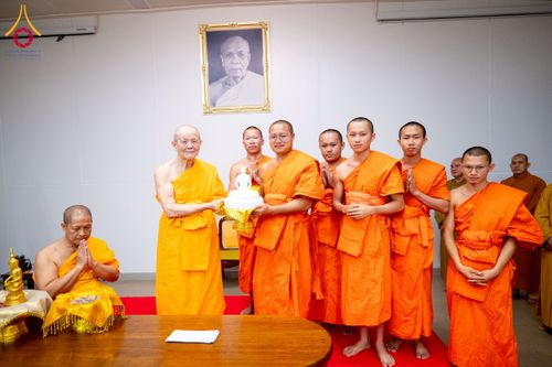 ภาพ No.222952:วันที่ 23 เมษายน พ.ศ. 2568 หลวงพ่อทัตตชีโวต้อนรับคณะสงฆ์ World Pec ณ อาคาร 100 ปี คุณยายมหารัตนอุบาสิกาจันทร์ ขนนกยูง วัดพระธรรมกาย