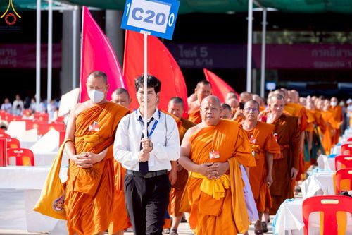 ภาพ No.221537:วันอังคารที่ 22 เมษายน พ.ศ. 2568 ภาพพิธีถวายมหาสังฆทานคณะสงฆ์ 40,000 กว่าวัดทั่วประเทศ เนื่องในวันคุ้มครองโลก ชุดที่ 2 (ปลื้มให้สมการรอคอย) ณ ลานธรรมพระมหาธรรมกายเจดีย์ วัดพระธรรมกาย
