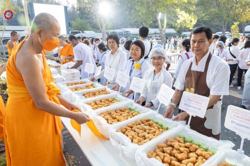 ภาพ No.108430:ถวายภัตตาหารเป็นสังฆทาน แด่คณะพระธรรมยาตราฯ ในโครงการธรรมยาตรากตัญญูบูชา มหาปูชนียาจารย์ พระมงคลเทพมุนี(สด จนฺทสโร) พระผู้ปราบมาร อนุสรณ์สถาน 7 แห่ง ปีที่ 12 วันที่ 7 มกราคม พ.ศ. 2567 ณ อนุสรณ์สถานโลตัสแลนด์ จ.สุพรรณบุรี