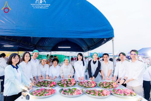 ภาพ No.201410:พิธีถวายภัตตาหารเป็นสังฆทาน แด่พระธรรมยาตรา ณ อนุสรณ์สถานบางปลา วัดบางปลา อำเภอบางเลน จังหวัดนครปฐม ในโครงการธรรมยาตรา กตัญญูบูชา มหาปูชนียาจารย์ พระมงคลเทพมุนี(สด จนฺทสโร) พระผู้ปราบมาร อนุสรณ์สถาน 7 แห่ง ปีที่ 13 วันที่ 25 มกราคม พ.ศ. 2568