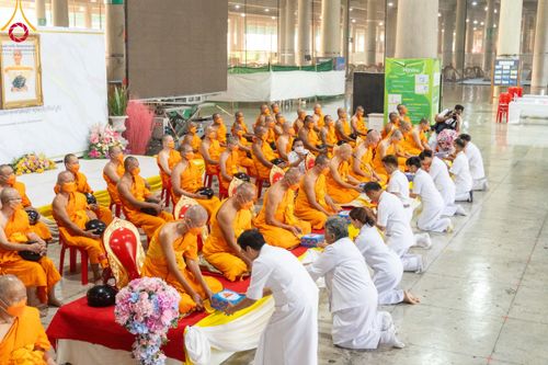 ภาพ No.115449:พิธีตักบาตรฉลองพระใหม่ ในโครงการอุปสมบทหมู่บูชาธรรม 115 ปี คุณยายอาจารย์มหารัตนอุบาสิกาจันทร์ ขนนกยูง วันที่ 19  มกราคม พ.ศ. 2567 ณ มหารัตนวิหารคด วัดพระธรรมกาย