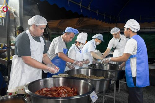 ภาพ No.108977:พิธีถวายภัตตาหารเป็นสังฆทาน แด่คณะพระธรรมยาตราฯ ในโครงการธรรมยาตรากตัญญูบูชา มหาปูชนียาจารย์ พระมงคลเทพมุนี(สด จนฺทสโร) พระผู้ปราบมาร อนุสรณ์สถาน 7 แห่ง ปีที่ 12 วันที่ 9 มกราคม พ.ศ. 2567 ณ อนุสรณ์สถานคลองบางนางแท่น  อ.สามพราน จ.นครปฐม