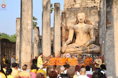 ภาพ No.58669:พิธีตักบาตรพระ ๑,๐๐๐ รูป สมโภชครบรอบ ๘๐๐ ปี พระบรมธาตุเมืองเชลียง ณ วัดพระศรีรัตนมหาธาตุ ราชวรวิหาร  (วัดพระปรางค์) ต.ศรีสัชนาลัย  อ.ศรีสัชนาลัย จ.สุโขทัย วันพฤหัสบดีที่ ๒๕ เมษายน พ.ศ. ๒๕๖๗