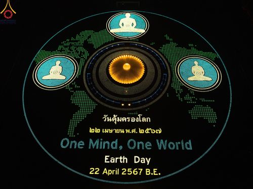 ภาพ No.59856:คณะสงฆ์และสาธุชนร่วมใจกัน สวดมนต์บทธัมมจักกัปปวัตนสูตร ครบ 6,315,808,080 จบ และจุดประทีปแปรอักษร ถวายเป็นพุทธบูชา เนื่องในวาระ "ฉลองอายุวัฒนมงคล 80 ปี หลวงพ่อธัมมชโย" ณ ลานธรรม มหารัตนวิหารคด วัดพระธรรมกาย