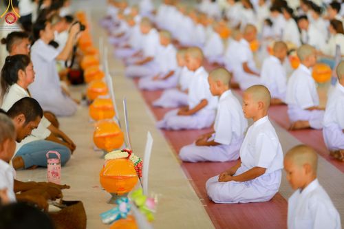 ภาพ No.133884:พิธีขอขมามอบผ้าไตร โครงการบรรพชาสามเณร ศูนย์อบรมวัดพระธรรมกาย ณ วัดพระธรรมกาย วันเสาร์ที่ 6 เมษายน พ.ศ. 2567