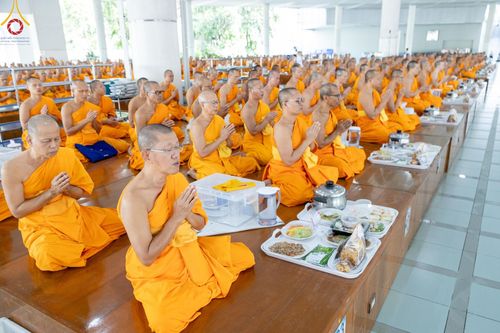 ภาพ No.174621:พิธีถวายภัตตาหารเมนูสวรรค์ เพื่อการบรรลุธรรม ณ หอฉันคุณยายอาจารย์ฯ วัดพระธรรมกาย วันที่ 23 พฤศจิกายน พ.ศ. 2567