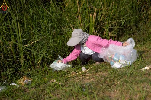 ภาพ No.220442:วันที่ 23-25 เมษายน พ.ศ. 2568 เจ้าหน้าที่และสาธุชนช่วยกัน รับบุญเก็บงานวันคุ้มครองโลก ณ วัดพระธรรมกาย