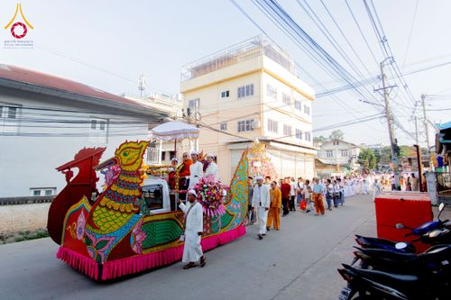 ภาพ No.224365:วันที่ 8 พฤษภาคม พ.ศ. 2568 พิธีถวายมหาสังฆทาน 101 วัด  บูชาธรรมอายุวัฒนมงคล 100 ปี สมเด็จอาชญาธรรมพระเจ้า สมเด็จพระสังฆราชแห่งคณะสงฆ์ไทยเขิน นครเชียงตุง ในนามพระครูบาไชยบูลย์ ธัมมชโย ณ วัดราชฐานหลวงเชียงยืน รัฐฉาน สาธารณรัฐแห่งสหภาพเมียนมา