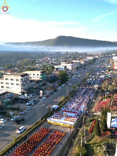 ภาพ No.106782:พิธีตักบาตรพระ ๒๐๐ รูป  "สร้างบุญใหญ่ ส่งท้ายปีเก่า ต้อนรับปีใหม่ ๒๕๖๗" วันอาทิตย์ที่ ๓๑ ธันวาคม ๒๕๖๖ ณ ถนนหน้าที่ว่าการอำเภอภูเรือ อำเภอภูเรือ จังหวัดเลย