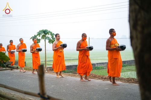 ภาพ No.76361:คณะสงฆ์และสามเณรบิณฑบาต ประเทศบังกลาเทศ วันที่ 11 กุมภาพันธ์ พ.ศ. 2566