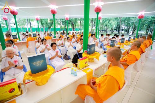 ภาพ No.159073:พิธีทอดผ้าป่าถวายทุนการศึกษาพระภิกษุสามเณรทั่วโลก และ พิธีถวายสังฆทานหนังสือพระไตรปิฏก 80 วัด บูชาธรรม 80 ปี หลวงพ่อธัมมชโย วันเสาร์ที่ 21 กันยายน พ.ศ. 2567 ณ โบสถ์พระไตรปิฏก วัดพระธรรมกาย