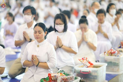 ภาพ No.89426:พิธีตักบาตร ข้าวสารอาหารแห้ง พิธีบูชาข้าวพระ และพิธีจุดเทียนใจ ไฟนิรันดร์  อนันตชัย ณ สภาธรรมกายสากล วัดพระธรรมกาย วันอาทิตย์ที่ 1 ตุลาคม พ.ศ. 2566