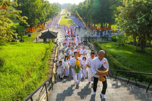 พิธีวันทาเจดีย์ พิธีเวียนประทักษิณ ธรรมทายาทชาวอินโดนีเซียกว่า 1,000 คน ณ มหาเจดีย์บุโรพุทโธ ประเทศอินโดนีเซีย ในวันที่ 19 ธันวาคม พ.ศ. 2566