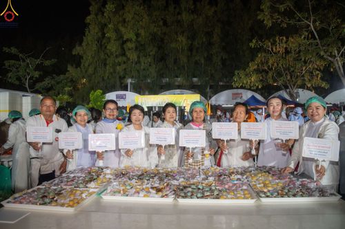 ภาพ No.190559:สาธุชนถวายภัตตาหารเป็นสังฆทาน แด่พระธรรมยาตรา ณ อนุสรณ์สถานมหาวิหารพระมงคลเทพมุนี (โลตัสแลนด์) อ.สองพี่น้อง จ.สุพรรณบุรี ในโครงการธรรมยาตรา กตัญญูบูชา มหาปูชนียาจารย์ พระมงคลเทพมุนี(สด จนฺทสโร) พระผู้ปราบมาร แห่ง ปีที่ 13 วันที่ 7 มกราคม พ.ศ.2568