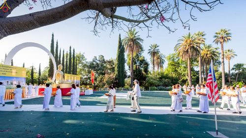 ภาพ No.252214:วันที่ 4-5 ตุลาคม พ.ศ. 2568  วัดพระธรรมกายแคลิฟอร์เนีย ประเทศสหรัฐอเมริกา ได้จัดพิธีตัดปอยผม โดยคณะสงฆ์ ญาติ ๆ และสาธุชน ให้กับนาคธรรมทายาท 8 ท่าน และได้จัดพิธีบรรพชา-อุปสมบท ฉลองพิธีทอดกฐินบรมจักรพรรดิ สร้างอุโบสถ 82 ปี บูชาธรรมหลวงพ่อธัมมชโย