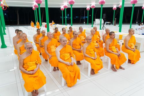 ภาพ No.123216:พิธีพระราชทานสัญญาบัตร พัดยศ และผ้าไตร แด่พระสงฆ์ในเขตปกครองคณะสงฆ์หนกลาง ณ วัดพระศรีมหาธาตุ เขตบางเขน กรุงเทพมหานคร และพิธีมุทิตาสักการะพระสังฆาธิการ ผู้ได้รับเลื่อนและตั้งสมณศักดิ์ ตามพระบรมราชโองการ ณ วัดพระธรรมกาย ในวันที่ 4 กุมภาพันธ์ พ.ศ. 2567