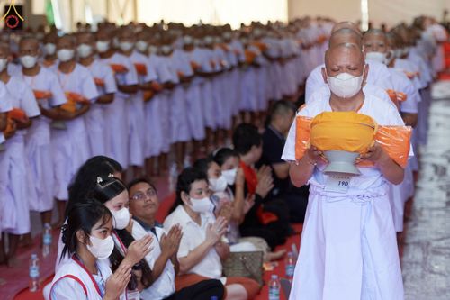 ภาพ No.67953:พิธีขอขมามอบผ้าไตรและบาตร แด่นาคธรรมทายาท ณ ประเทศอินโดนีเซีย เมื่อวันที่ 17 ธันวาคม พ.ศ. 2565