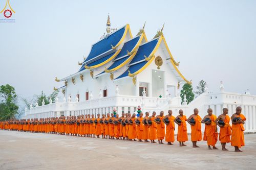 ภาพ No.62228:Photo Story  มหัศจรรย์วัดดงดินแดง Episode 4 กิจกรรมตักบาตรฉลองพระ-เณรกว่า 500 รูป