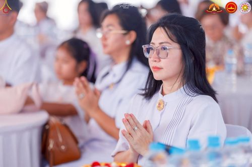 ภาพ No.224455:วันจันทร์ที่ 12 พฤษภาคม พ.ศ. 2568  ชาวพุทธในอินโดนีเซีย ร่วมฉลองวิสาขบูชาจุดประทีปกว่า 200,000 ดวง ณ พระมหาเจดีย์บรมพุทโธ  เจริญพุทธมนต์ถวาย “พระวชิรเกล้าเจ้าอยู่หัว”