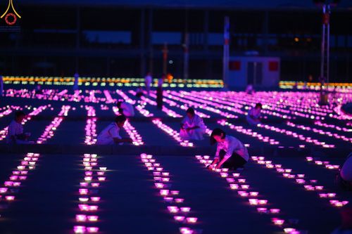 ภาพ No.279212:พิธีจุดวิสาขประทีป พิธีเวียนประทักษิณ ในวันวิสาขบูชา พุธที่ 22 พฤษภาคม พ.ศ. 2567 ( วันพระขึ้น 15 ค่ำ เดือน 6 ) ณ ลานธรรม พระมหาธรรมกายเจดีย์ วัดพระธรรมกาย จ.ปทุมธานี