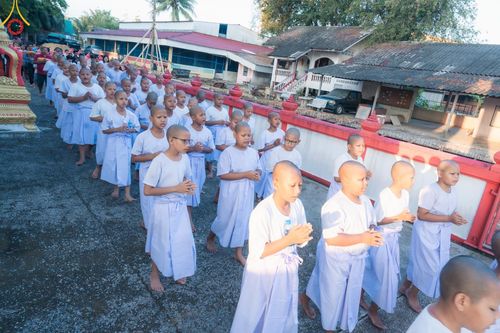 ภาพ No.133420:พิธีขอขมารับผ้าไตร, พิธีบรรพชาสามเณร, สามเณรออกบิณฑบาต ในโครงการบรรพชาสามเณร ฟื้นฟูพระพุทธศาสนาทั่วไทย  ณ ศูนย์ปฏิบัติธรรม และอบรมเยาวชนเมืองยะลา วันที่ 3 เมษายน พ.ศ. 2567