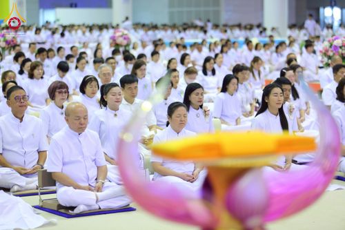 ภาพ No.215278:วันอาทิตย์ต้นเดือนที่ 6 เมษายน พ.ศ. 2568 พิธีบูชาข้าวพระ สภาธรรมกายสากล วัดพระธรรมกาย