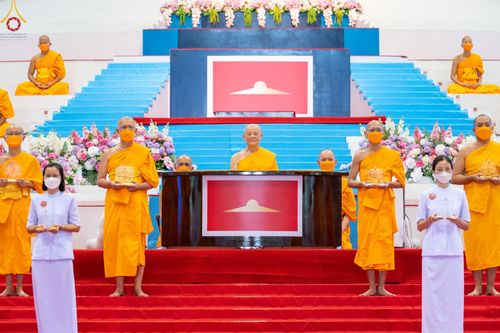 ภาพ No.83799:พิธีมอบโล่เกียรติยศ โครงการผู้นำแสงสว่างออนไลน์ ประจำปี 2565 ในวันอาทิตย์ที่ 2 กรกฎาคม พ.ศ. 2566 ณ วัดพระธรรมกาย