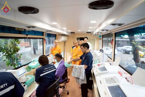 ภาพ No.230324:วันจันทร์ที่ 30 มิถุนายน พ.ศ. 2568 เจ้าอาวาสวัดพระธรรมกาย เยี่ยมอนุโมทนาให้กำลังใจ บุคลากรทางการแพทย์-เจ้าหน้าที่ผู้ปฏิบัติงาน โครงการรถตัดแว่นสายตาเคลื่อนที่สภากาชาดไทย เพื่อเด็กนักเรียนในชนบท พื้นที่จังหวัดปทุมธานี