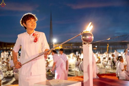 ภาพ No.253617:วันที่ 10 ตุลาคม พ.ศ. 2568 พิธีจุดประทีปบูชาพระผู้ปราบมาร, พิธีจุดประทีปบนพระมหาธรรมกายเจดีย์  20,000 ดวง เนื่องในวันคล้ายวันเกิดครบรอบ 141 ปี พระมงคลเทพมุนี (สด จนฺทสโร)