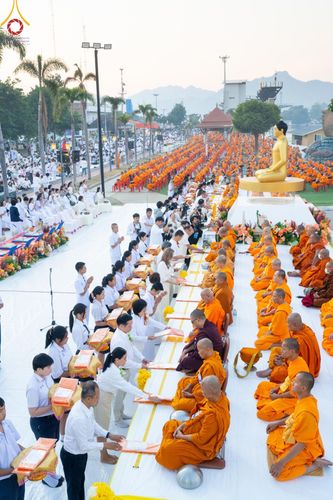 ภาพ No.184698:พิธีตักบาตรพระ 10,000 รูป ครั้งที่ 3 เนื่องในโอกาส 193 ปี จังหวัดกาญจนบุรี อุทิศส่วนกุศลให้แด่บรรพชน และเพื่อช่วยเหลือผู้ประสบภัยพิบัติต่างๆ วันเสาร์ที่ 21 ธันวาคม พ.ศ. 2567