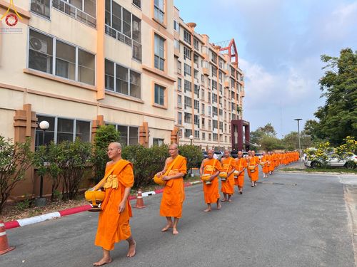 ภาพ No.136022:พระธรรมทายาท โครงการบวชพระนานาชาติ AEC & WAB ผู้บริหารรุ่นที่ 2 บิณฑบาต ณ หอฉันคุณยายอาจารย์ฯ เมืองแก้วมณี หมู่บ้านแก้วพุทธรักษา วันที่ 28 เมษายน พ.ศ. 2567