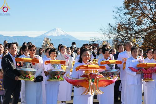 ภาพ No.95447:พิธีทอดกฐินบรมจักรพรรดิสร้างทุกสิ่ง วัดพระธรรมกายยามานาชิ ประเทศญี่ปุ่น วันอาทิตย์ที่ 19 พฤศจิกายน พ.ศ. 2566