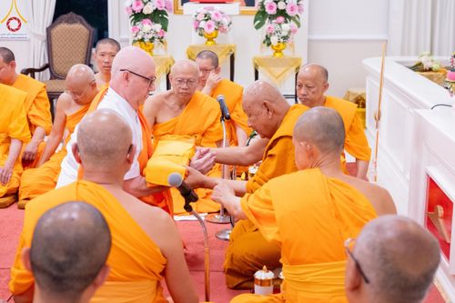 ภาพ No.144985:พิธีบรรพชา และอุปสมบท ธรรมทายาท โดยมี พระเดชพระคุณพระธรรมรัตนาภรณ์ เป็นพระอุปัชฌาย์ ยังความปลื้มปิติใจให้แก่ผู้ปกครอง และคณะญาติมิตร ณ วัดพระธรรมกายนิวเจอร์ซี  ประเทศสหรัฐอเมริกา