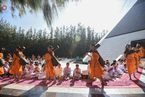 ภาพ No.193235:พิธีต้อนรับพระธรรมยาตรา ณ อนุสรณ์สถาน สถานที่เกิดในเพศสมณะ วัดสองพี่น้อง อำเภอสองพี่น้อง จังหวัดสุพรรณบุรี ในโครงการธรรมยาตรา กตัญญูบูชา มหาปูชนียาจารย์ พระมงคลเทพมุนี(สด จนฺทสโร) พระผู้ปราบมาร อนุสรณ์สถาน 7 แห่ง ปีที่ 13 วันที่ 11 มกราคม พ.ศ. 2568
