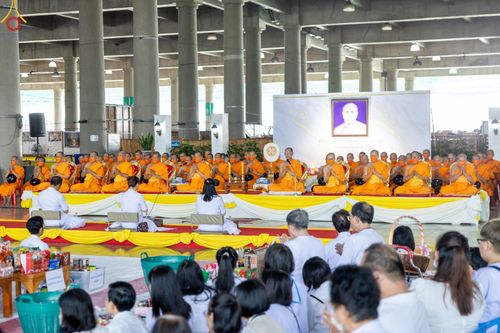 ภาพ No.88541:พิธีตักบาตรฉลองพระใหม่ โครงการอุปสมบทหมู่บูชาธรรมครบรอบ 106 ปี วันครูผู้ค้นพบวิชชาธรรมกาย ณ มหารัตนวิหารคด 11 วัดพระธรรมกาย ในวันอาทิตย์ ที่ 24 กันยายน พ.ศ. 2566
