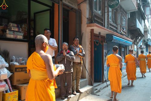 ภาพ No.80210:สามเณรในโครงการบรรพชาสามเณรหมู่ รับบิณฑบาตจากญาติโยมสาธชุน บริเวณชุมชน Patan และ Thamel กรุงกาฐมาณฑุ ประเทศเนปาล วันที่ 31 มีนาคม พ.ศ. 2566