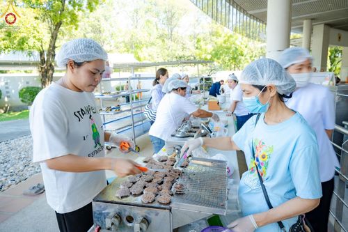 ภาพ No.184766:พิธีถวายภัตตาหารเมนูสวรรค์ "เพื่อการบรรลุธรรม" เนื่องในวาระอายุวัฒนมงคล 84 ปี หลวงพ่อทัตตชีโว วันเสาร์ที่ 21 ธันวาคม พ.ศ. 2567 ณ หอฉันคุณยายอาจารย์ฯ วัดพระธรรมกาย