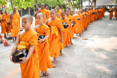 ภาพ No.62834:พิธีตักบาตรฉลองสามเณรใหม่ ในโครงการบรรพชาสามเณร ฟื้นฟูพระพุทธศาสนาทั่วไทย ณ ศูนย์ปฏิบัติธรรมพนมสารคาม(เพชรตะวัน) จ.ฉะเชิงเทรา วันที่ 12 เมษายน พ.ศ. 2567