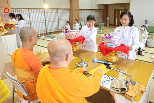 ภาพ No.213411:วันอาทิตย์ที่ 16 มีนาคม พ.ศ. 2568 พิธีบุพเปตพลี, ถวายภัตตาหาร, ปล่อยปลา วัดพระธรรมกายคานากาว่า ประเทศญี่ปุ่น