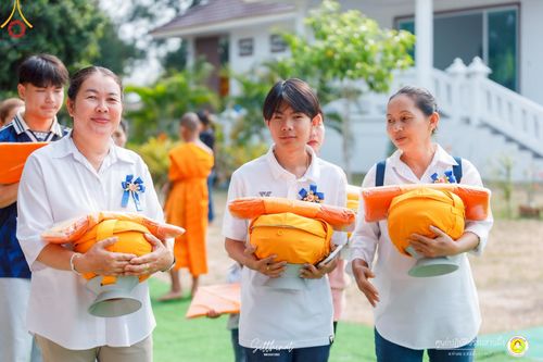 ภาพ No.215930:วันพฤหัสบดีที่ 3 เมษายน พ.ศ. 2568 พิธีบรรพชาสามเณร ภาคฤดูร้อน รุ่นที่ 15  บูชาธรรมหลวงพ่อธัมมชโย 81 ปี 81 รูป ณ ศูนย์ปฏิบัติธรรมสวนผึ้ง จ.ราชบุรี