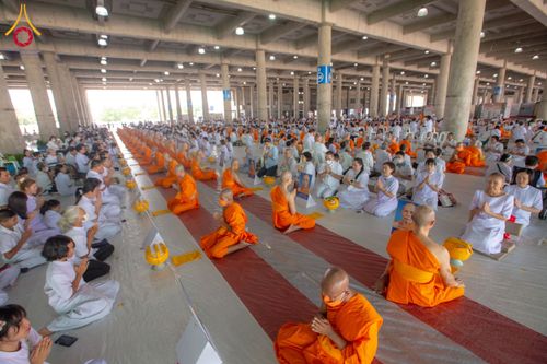 ภาพ No.62536:พิธีถวายบาตรเเละไทยธรรม ในโครงการอุปสมบทหมู่ บูชาธรรมหลวงพ่อธัมมชโย พ.ศ.2567 ณ ลานธรรม พระมหาธรรมกายเจดีย์ วันที่ 13 เมษายน พ.ศ.2567