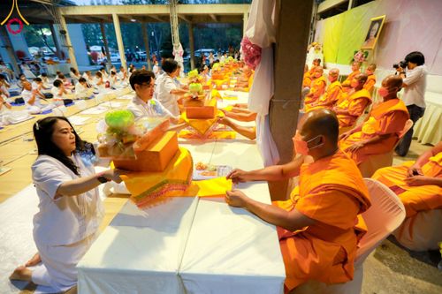 ภาพ No.110982:พิธีถวายภัตตาหารเป็นสังฆทาน แด่คณะพระธรรมยาตราฯ ในโครงการธรรมยาตรา กตัญญูบูชา มหาปูชนียาจารย์ พระมงคลเทพมุนี(สด จนฺทสโร) พระผู้ปราบมาร อนุสรณ์สถาน 7 แห่ง ปีที่ 12 วันที่ 13 มกราคม พ.ศ. 2567 ณ อนุสรณ์สถานมหาวิหารพระมงคลเทพมุนี  (โลตัสแลนด์) อ.สองพี่น้อง จ