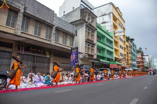 ภาพ No.128462:พิธีอัญเชิญพระบรมสารีริกธาตุ " ใจกลางเมืองนครหาดใหญ่ " เพื่อประดิษฐาน ณ มหารัตนเจดีย์สิริปทุมสวรรค์ (เจดีย์อริยพุทธะ 5 พระองค์) ศูนย์ปฏิบัติธรรมภาคใต้ อ.บางกล่ำ จ.สงขลา  วันที่ 9 มีนาคม พ.ศ. 2567 (ชุดที่ 2)