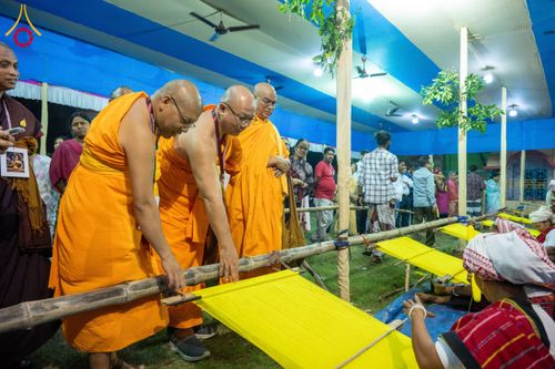 ภาพ No.179666:พิธีทอดกฐินสมทบ ณ วัดพุทธรัตนางกูร พิหาร (Bouddha Ratnangkur Bihar) เมืองกัลกัตตา ประเทศอินเดีย วันที่ 9 พฤศจิกายน พ.ศ. 2567
