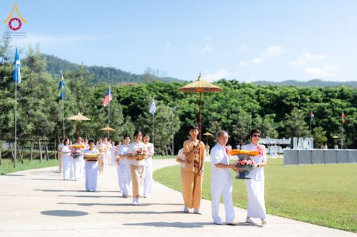 ภาพ No.174693:พิธีทอดกฐิน ศูนย์ปฏิบัติธรรมนานาชาติปาย อำเภอปาย จังหวัดแม่ฮ่องสอน พิธีวางดวงแก้ว โปรยรัตนชาติ สถาปนาอาคารปฏิบัติธรรม 80 ปี ครูบาไชยบูลย์ (หลวงพ่อธัมมชโย) วันที่ 27 ตุลาคม พ.ศ. 2567